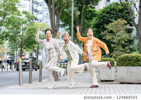 激動的資深婦女 124668591