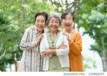 友善的老年婦女 124668597