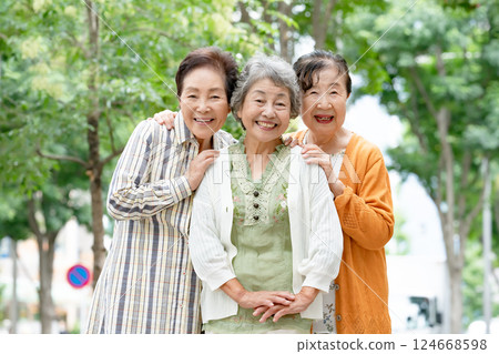 友善的老年婦女 124668598