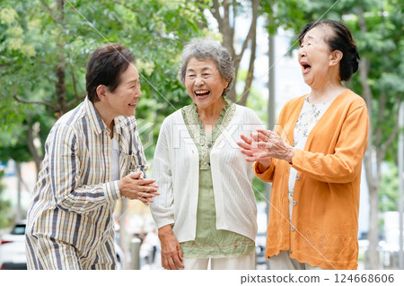 友善的老年婦女 124668606
