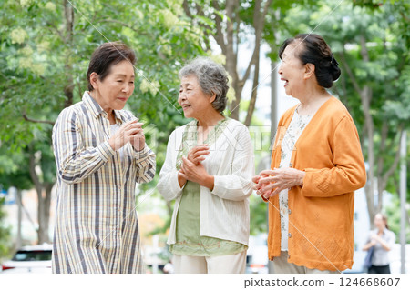 友善的老年婦女 124668607