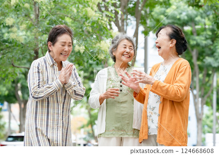 友善的老年婦女 124668608