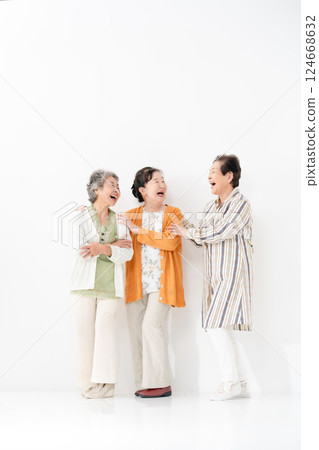 Senior women, friends, smiling, whole body 124668632