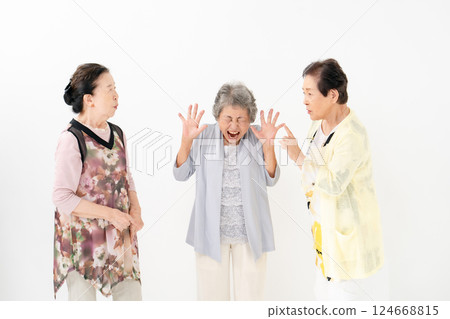 Senior women, quarrel, mediation Senior women, quarrel, mediation 124668815