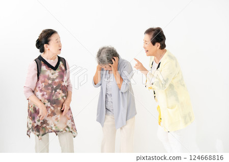 Senior women, quarrel, mediation 124668816