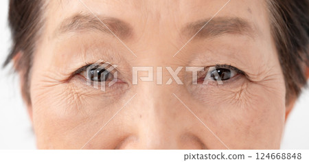 女性眼睛高級 124668848