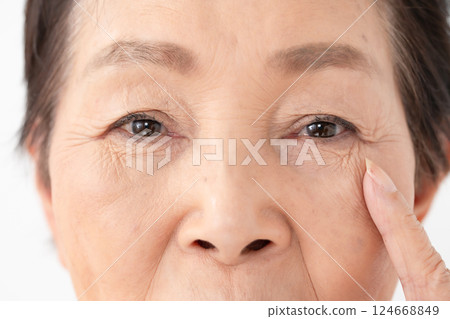 女性眼睛高級 124668849
