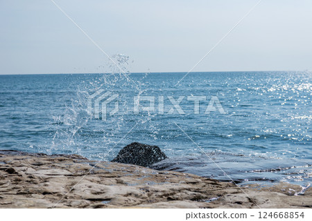 海浪沖擊岩石，濺起水花 124668854