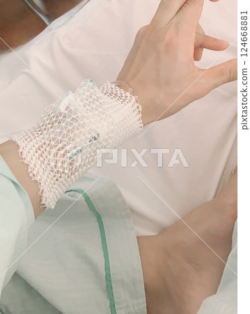 患者正在接受靜脈注射 124668881
