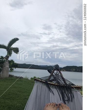 躺在吊床上欣賞沖繩海景 124668882