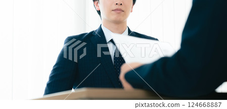 商人在面試時變得緊張 124668887