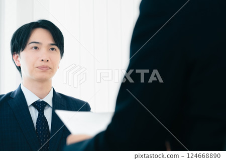商人在面試時變得緊張 124668890