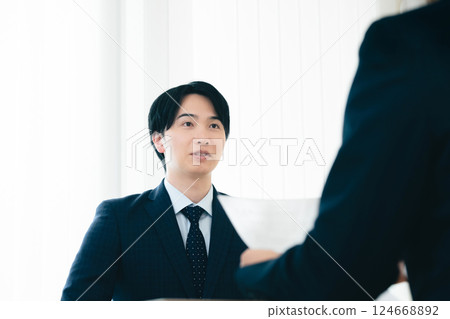 商人在面試時變得緊張 124668892