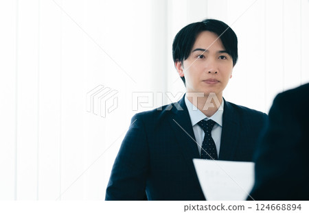 商人在面試時變得緊張 124668894