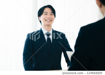 商人在面試時變得緊張 124668895