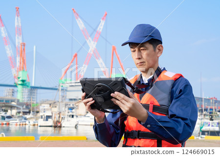 從事港口工作的男工人 124669015