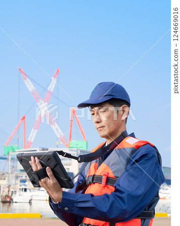 從事港口工作的男工人 124669016