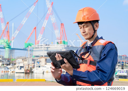 Male worker engaged in port work 124669019