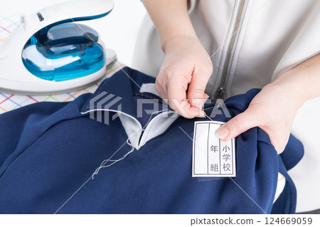 將名字縫在運動服上的手 將名字縫在運動服上的手 124669059