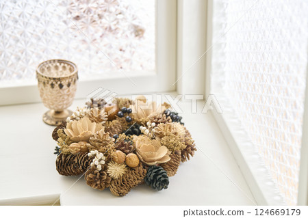 窗邊裝飾的聖誕花圈 - 聖誕形象 124669179