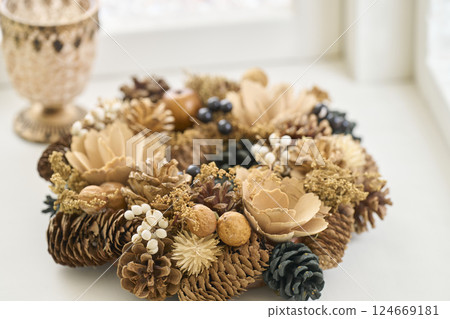 窗邊裝飾的聖誕花圈 - 聖誕形象 124669181