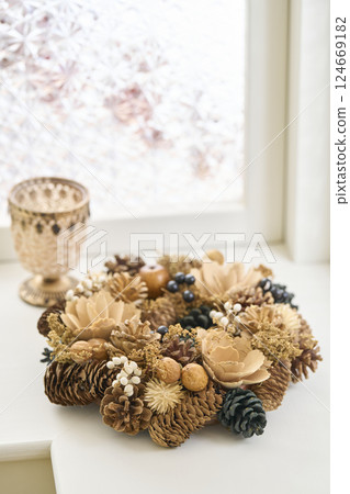 窗邊裝飾的聖誕花圈 - 聖誕形象 124669182
