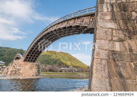 [The back side of Kintai Bridge and Iwakuni Castle] 124669404