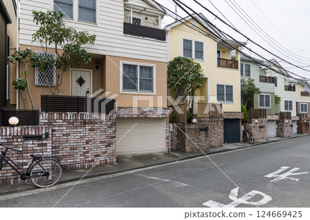 一排面朝馬路的完全相同的房子 一排面朝馬路的完全相同的房子 124669425