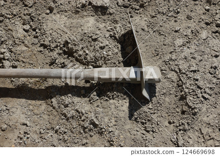 田野和鋤頭 124669698