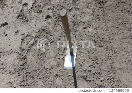 田野和鋤頭 田野和鋤頭 124669699