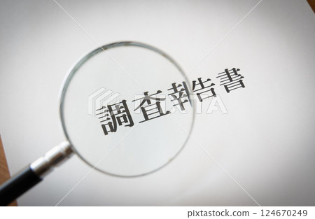 Research report and magnifying glass Report cover and magnifying glass 124670249