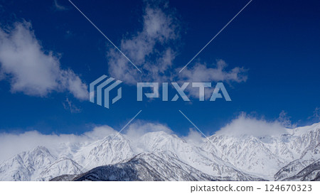 Snow-covered winter in the Northern Alps, Hakuba Village, Nagano Prefecture XL 124670323