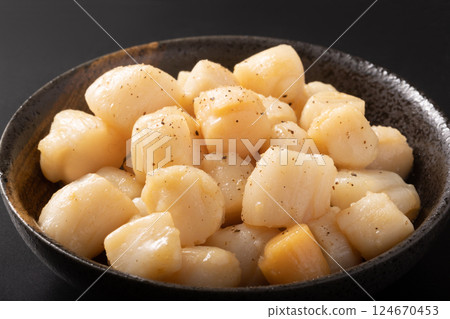 Stir-fried clams in butter and soy sauce 124670453