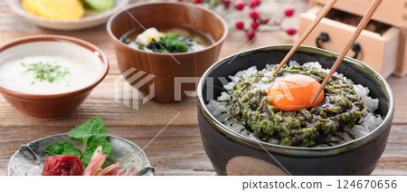 春天的味道：炙烤蕨菜蓋飯 124670656
