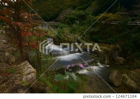 農村山間溪流 124671104
