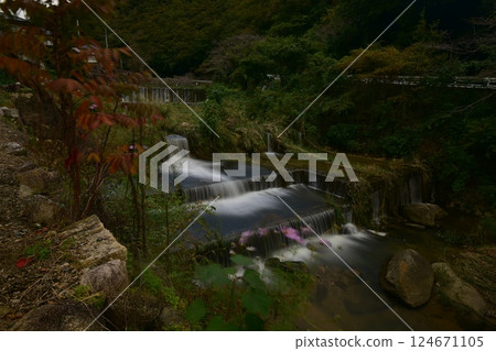 農村山間溪流 124671105