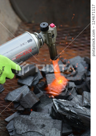 Gas burner, charcoal, fire starter, flame 124671117