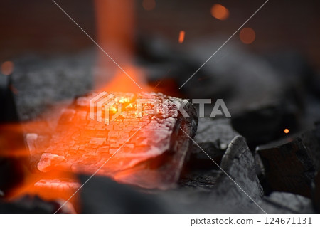 Gas burner, charcoal, fire starter, flame 124671131