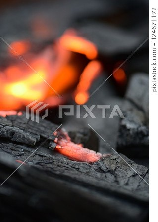 燃燒木炭 124671172