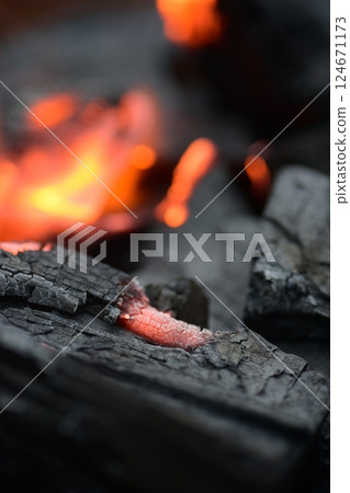 燃燒木炭 124671173