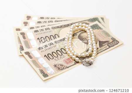 Pearl necklace and money 124671210