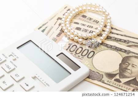 珍珠項鍊、金錢和計算器 珍珠項鍊、金錢和計算器 124671254