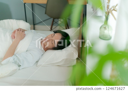 A man sleeping in bed 124671627