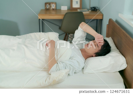 睡在床上的男人 124671631