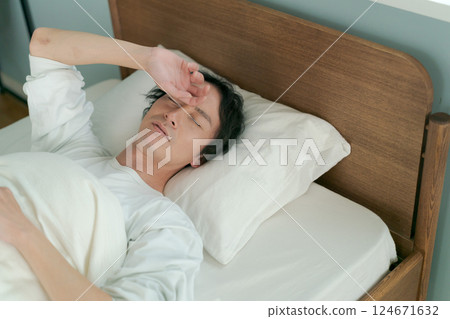 睡在床上的男人 睡在床上的男人 124671632