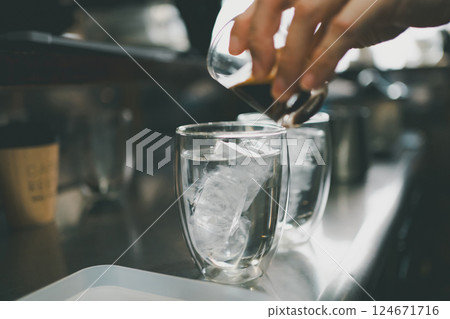 手 手邊 手上 124671716