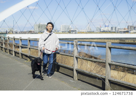 遛狗的男人 124671738