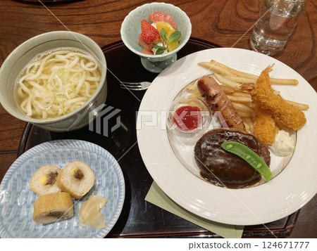 高級日本餐廳的兒童套餐 高級日本餐廳的兒童套餐 124671777