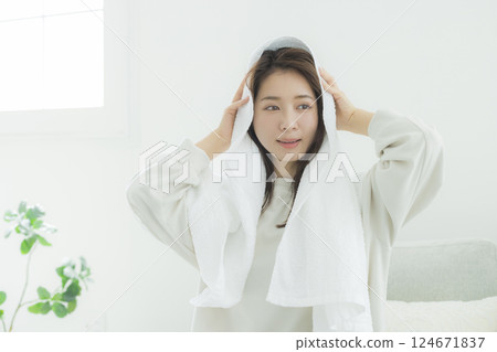 女人乾頭發 124671837