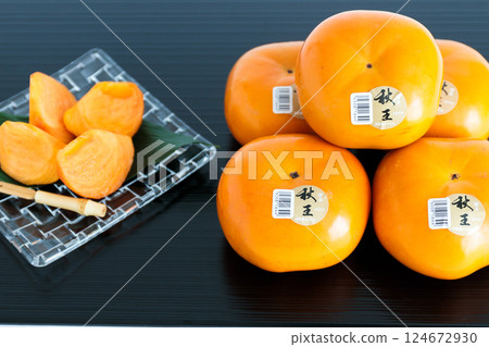 Hakata Akio, seedless, completely sweet persimmon from Fukuoka Prefecture Hakata Akio, seedless, completely sweet persimmon from Fukuoka Prefecture 124672930